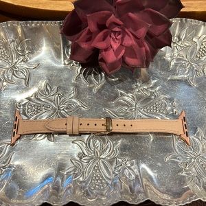 Buff band with Rosegold accents, EUC 

Can adjust from 7 1/4” to approx 5”